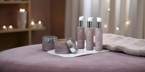 Anara_Skincare_in_a_mauve_spa_setting_-_hi-res